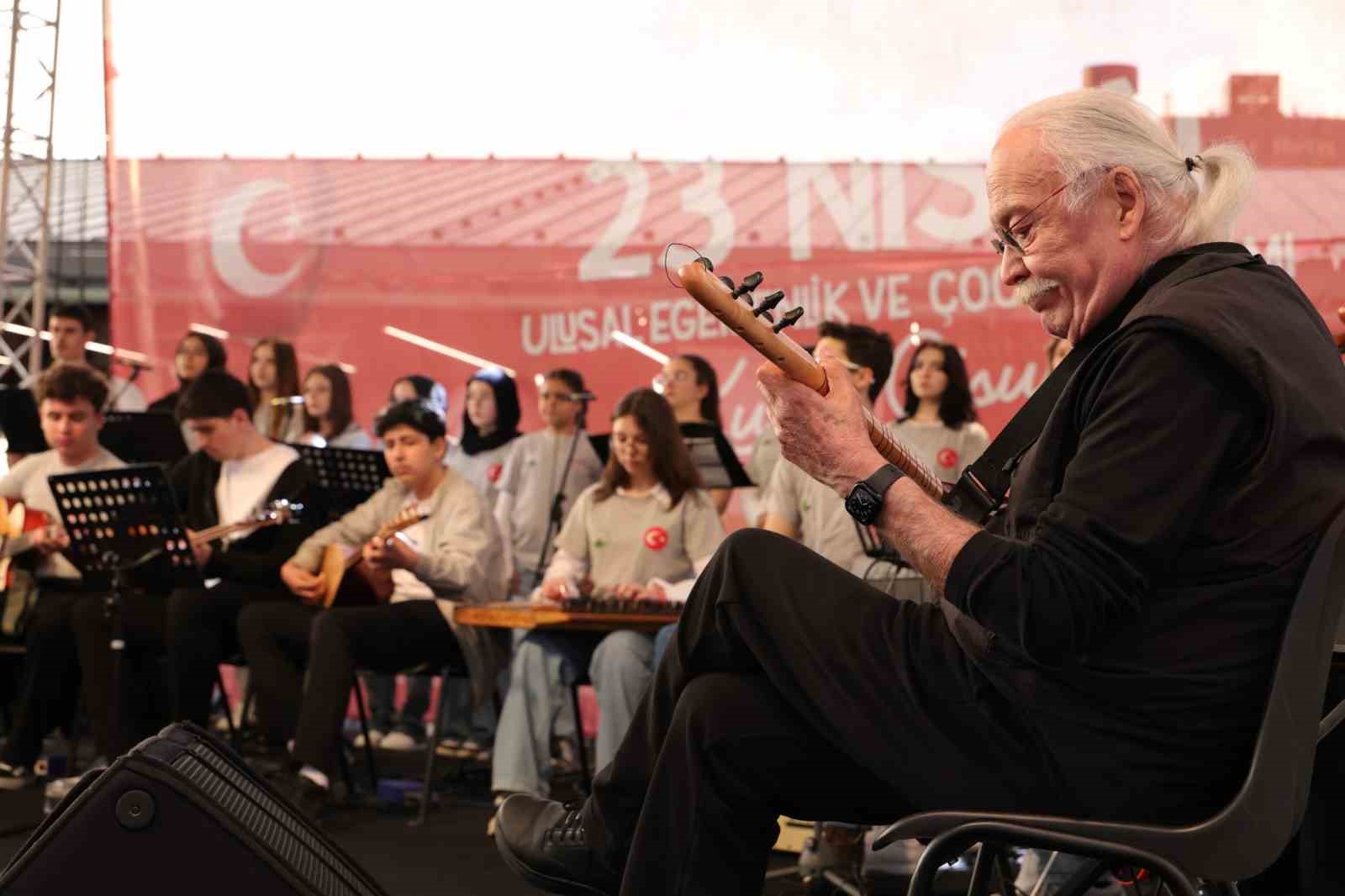 Usta sanatçı Cahit Berkay gençlerle aynı sahneyi paylaştı
