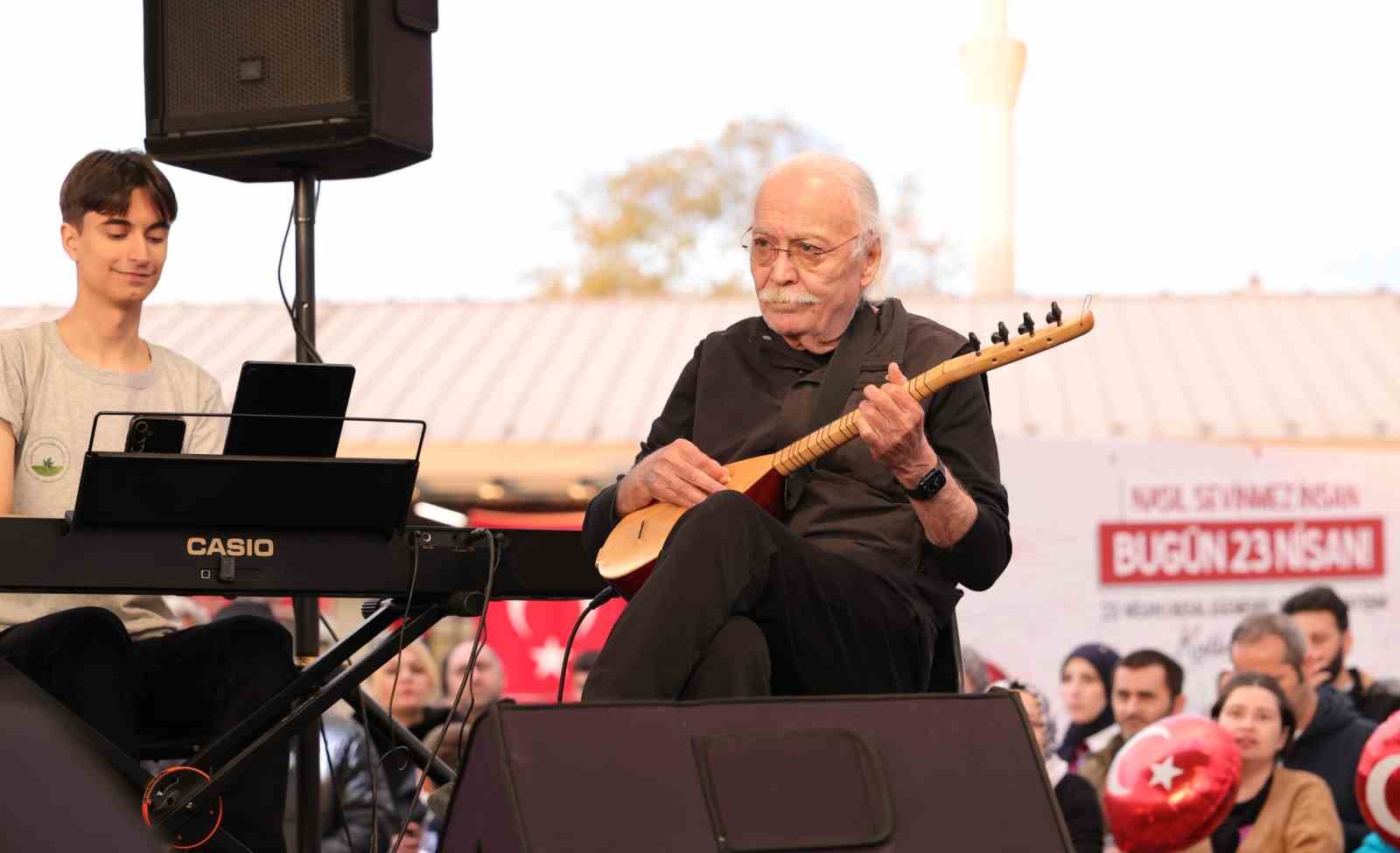 Usta sanatçı Cahit Berkay gençlerle aynı sahneyi paylaştı
