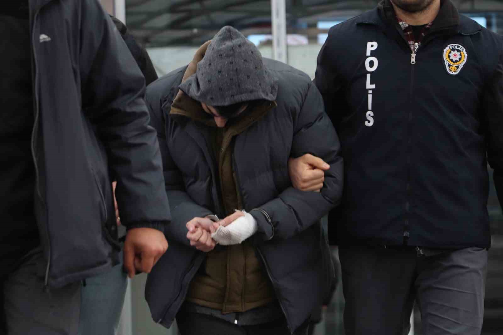 Üvey babasını bıçakla ağır yaralayan şahıs tutuklandı
