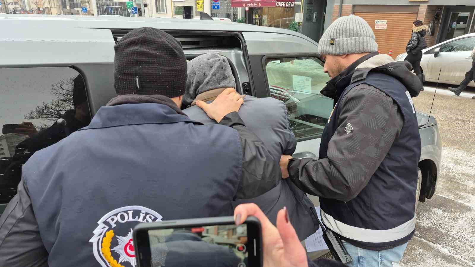 Üvey babasını bıçakla ağır yaralayan şahıs tutuklandı
