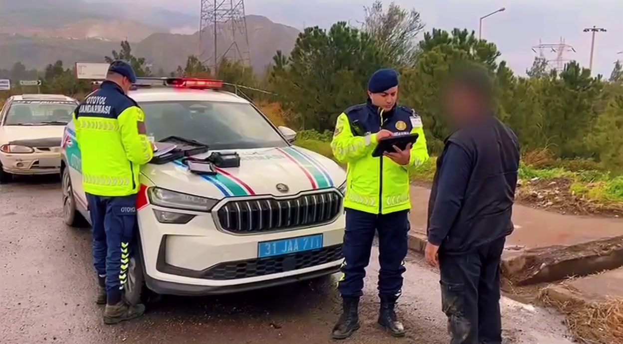 Uygulama noktasına girmemek için otoyolda geri geri giden sürücü dron kamerasına yakalandı
