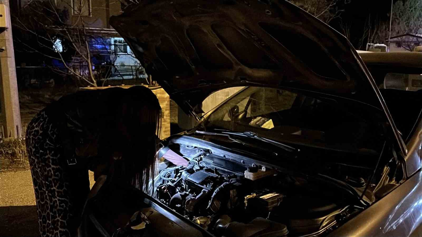 Uygulama noktasında arızalanan otomobilin yardımına, uygulamada durdurulan genç kadın usta koştu
