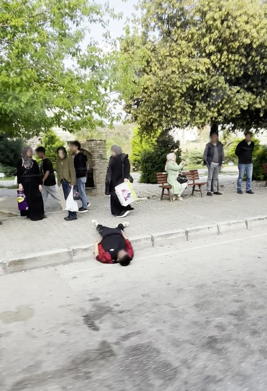 Uyuşturucu bağımlısı durak yanında uyuyakaldı
