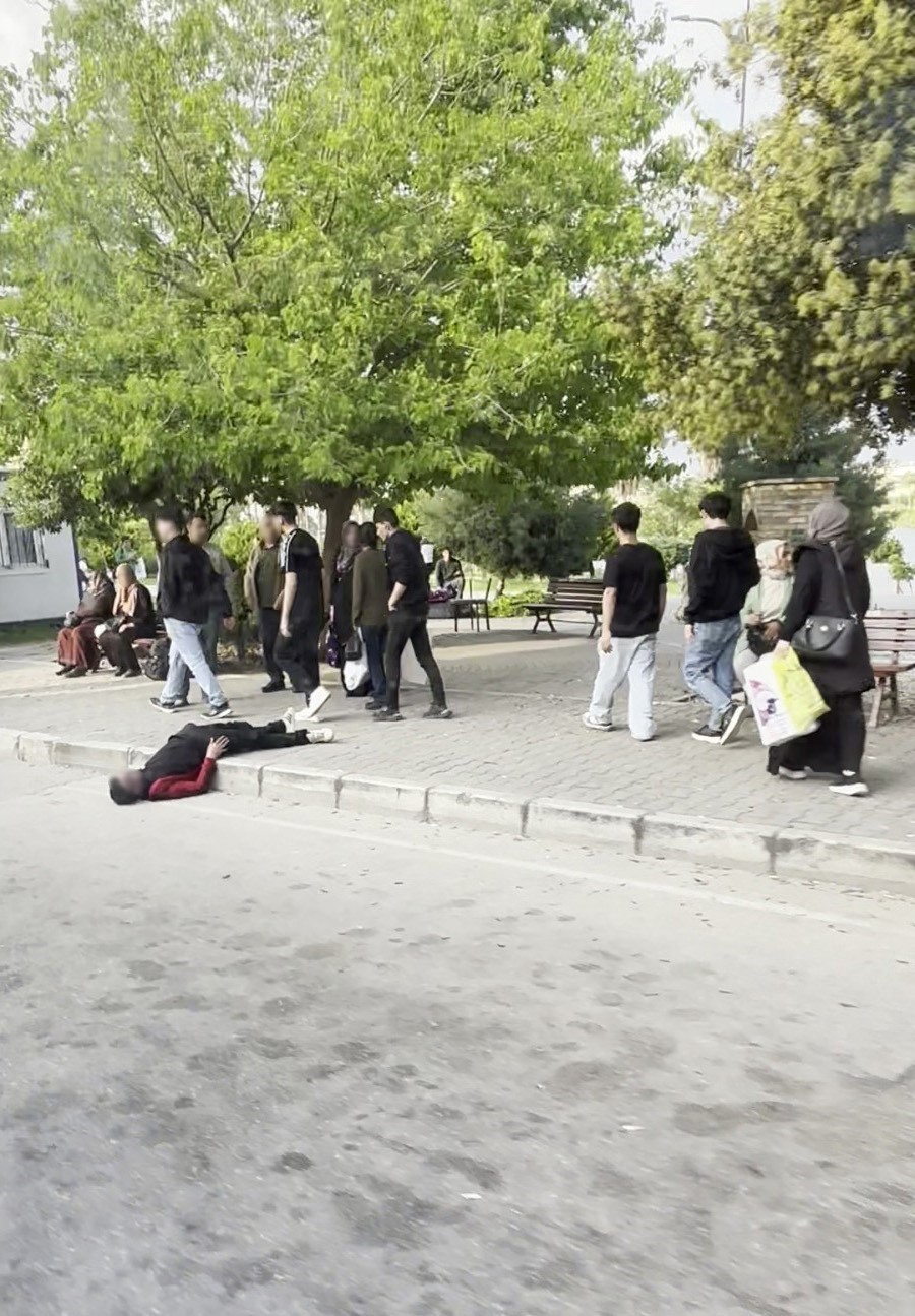 Uyuşturucu bağımlısı durak yanında uyuyakaldı
