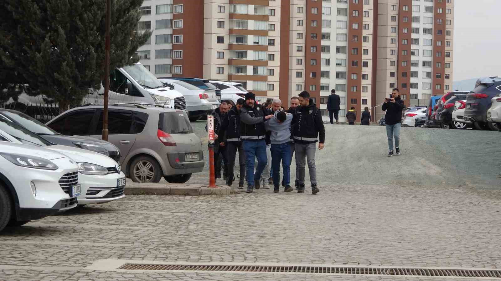 Uyuşturucu operasyonda gözaltına alınan şüphelilerden 3’ü tutuklandı
