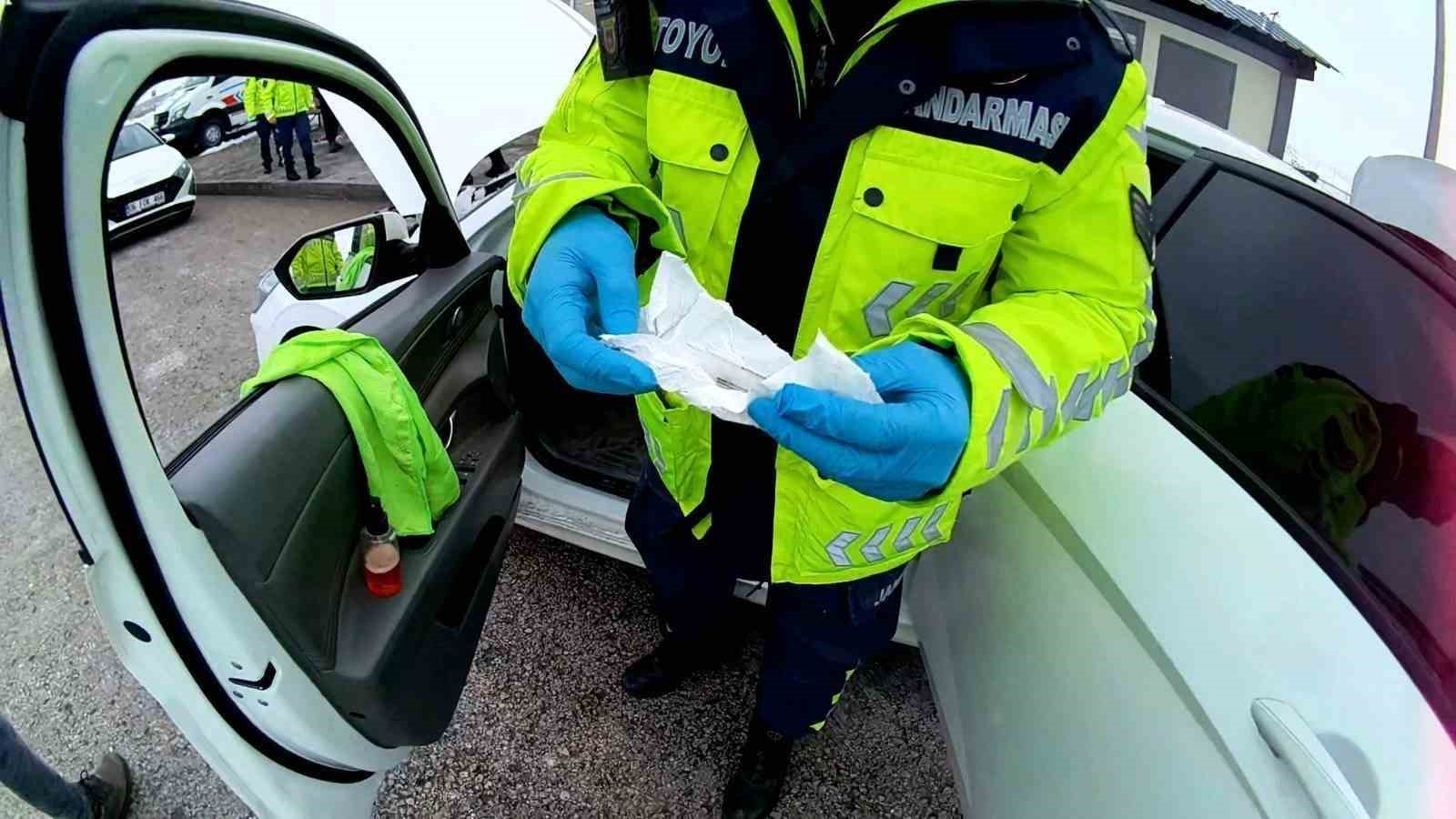 Uyuşturucu tacirleri, narkotik köpeğinden kaçamadı
