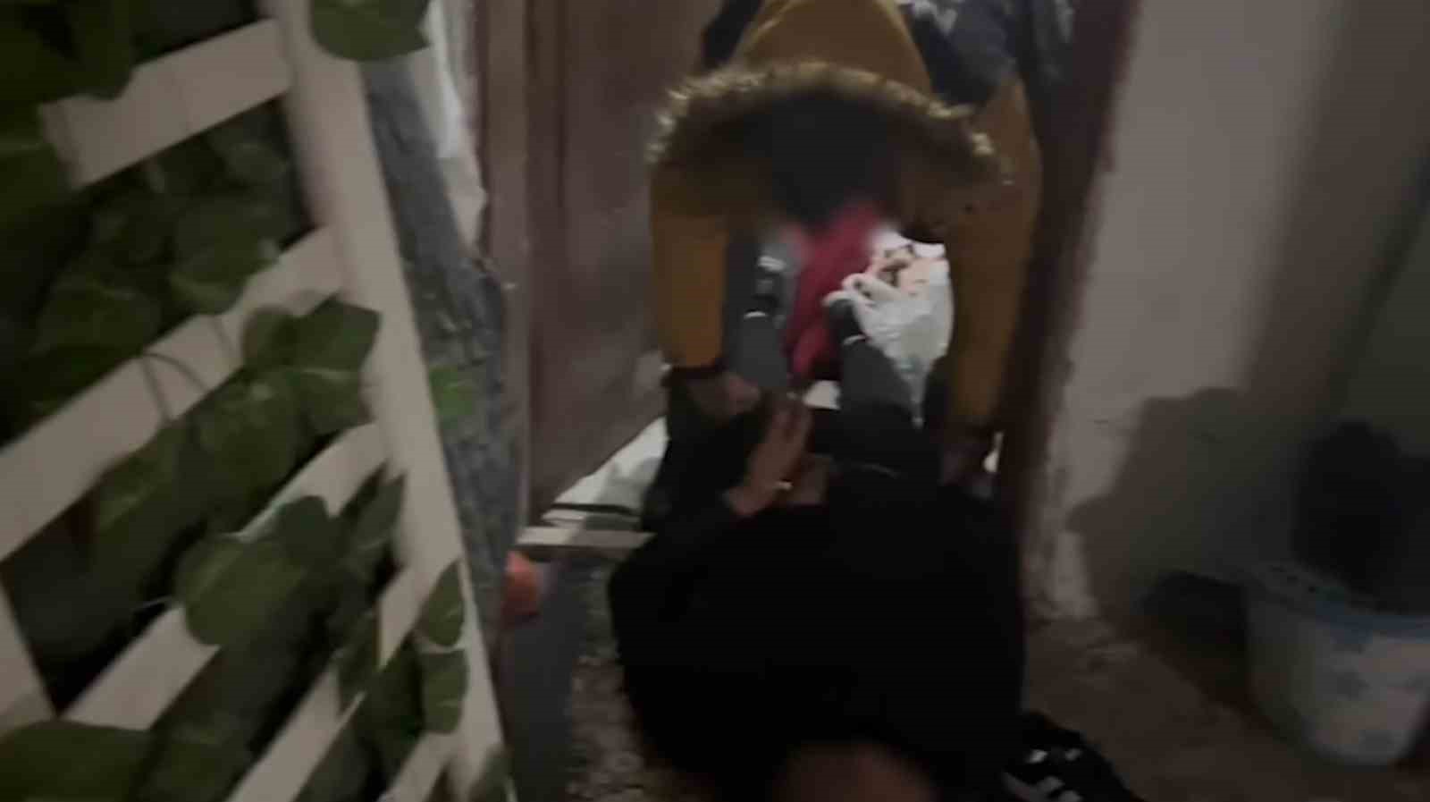 Uyuşturucudan aranan şahıs sığınakta yakalandı
