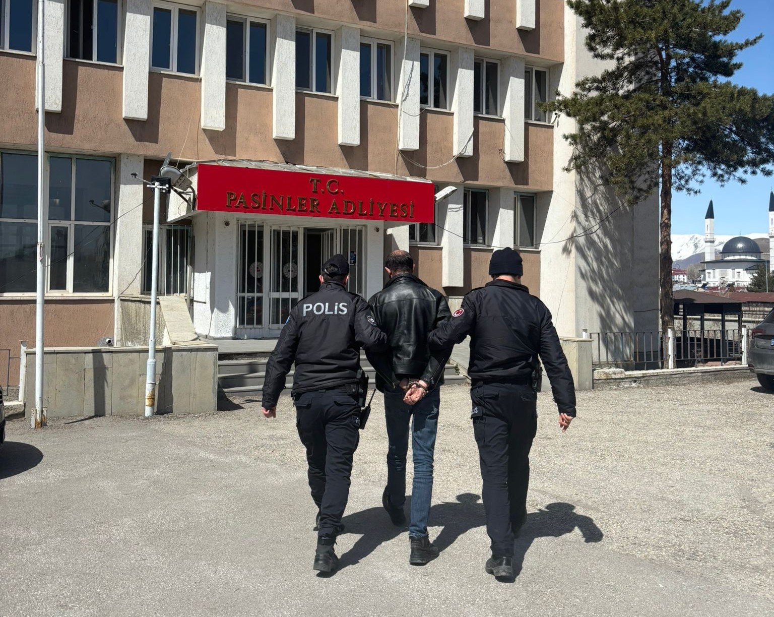 Uyuşturucuyu vites ile teyip arasındaki iç kısımda zulaladı
