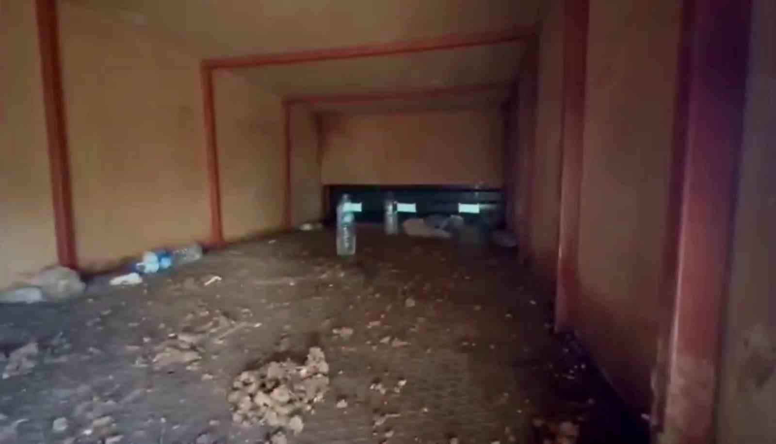 Üzeri hayvan dışkısıyla kapatılan kamyonetin gizli bölmesinden kaçak göçmen çıktı
