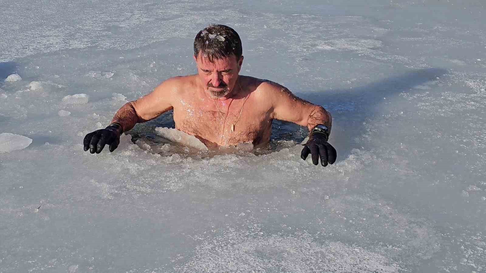 Üzerinde çökertme oynadığı, buzu kesip suya girdi
