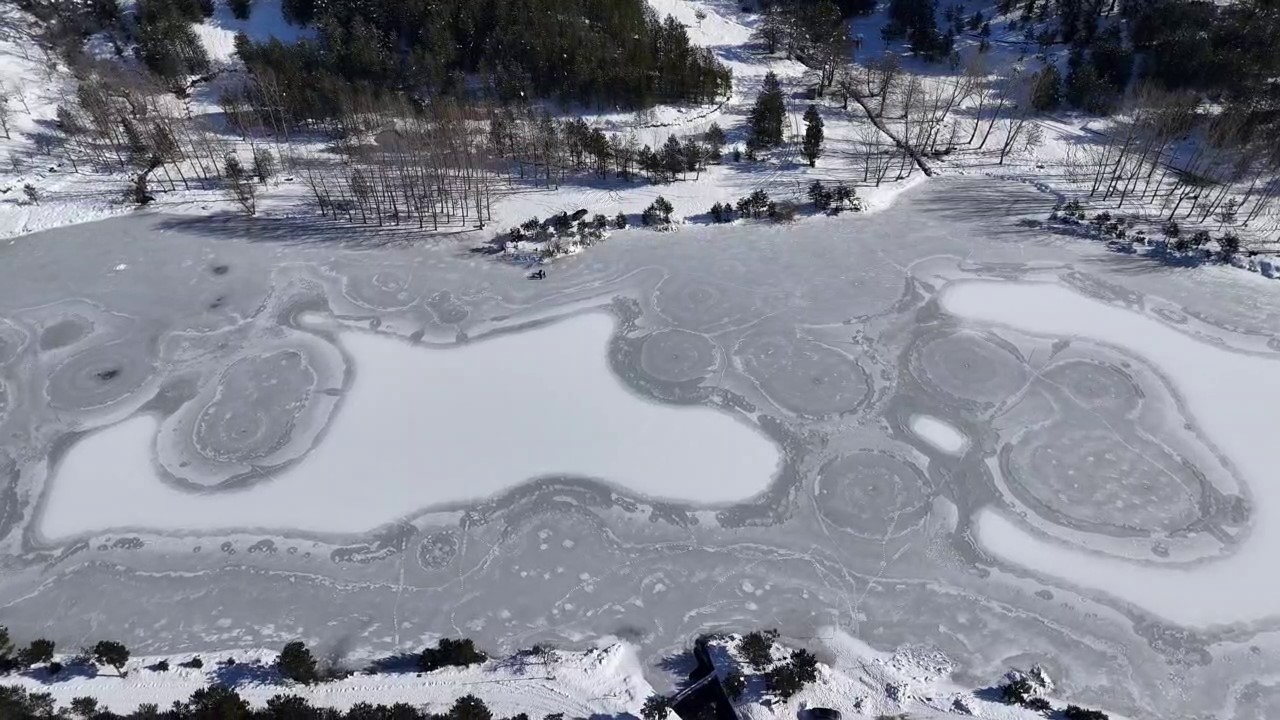 Üzerinde çökertme oynadığı, buzu kesip suya girdi
