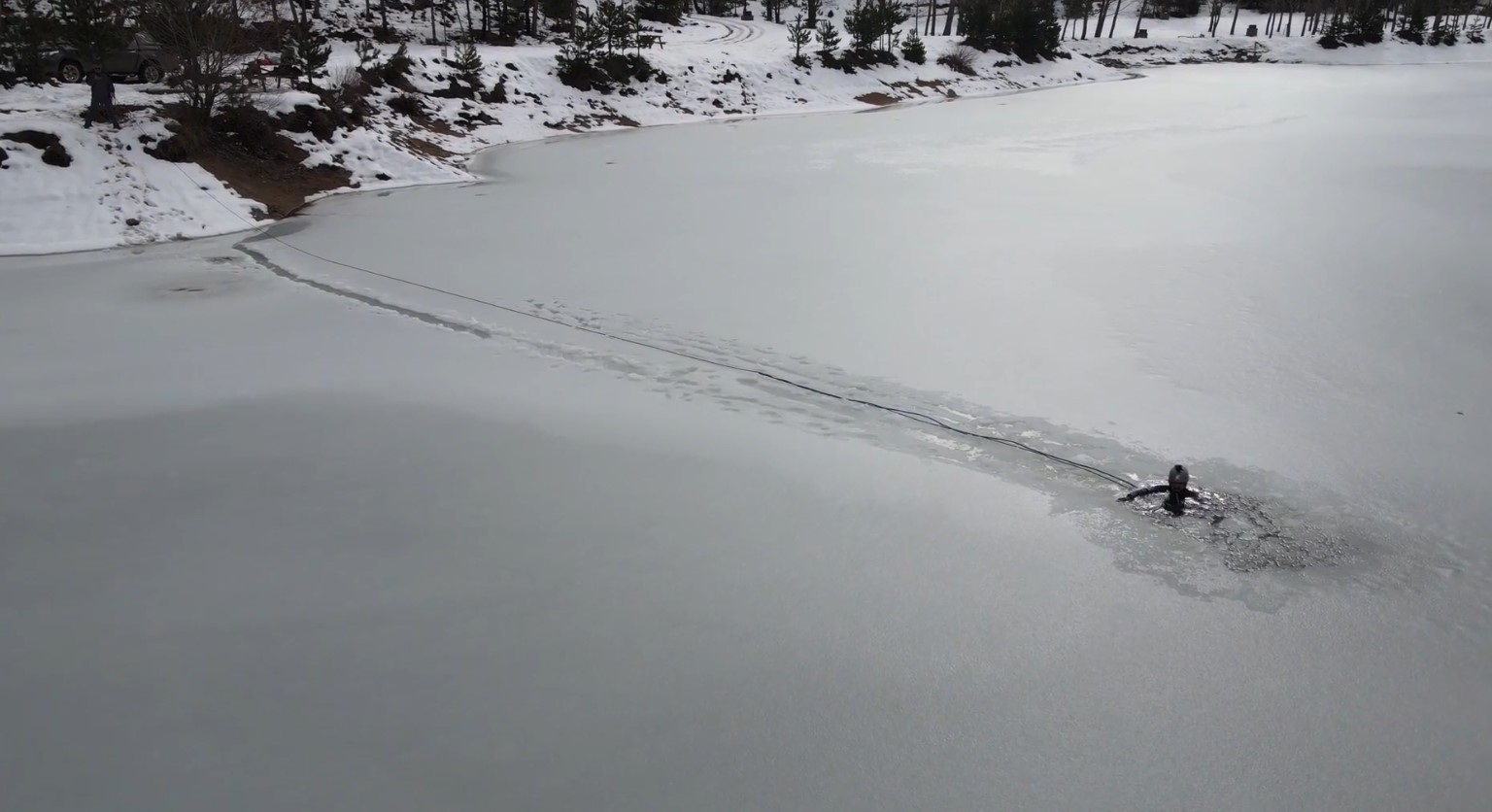 Üzerinde çökertme oynadığı, buzu kesip suya girdi
