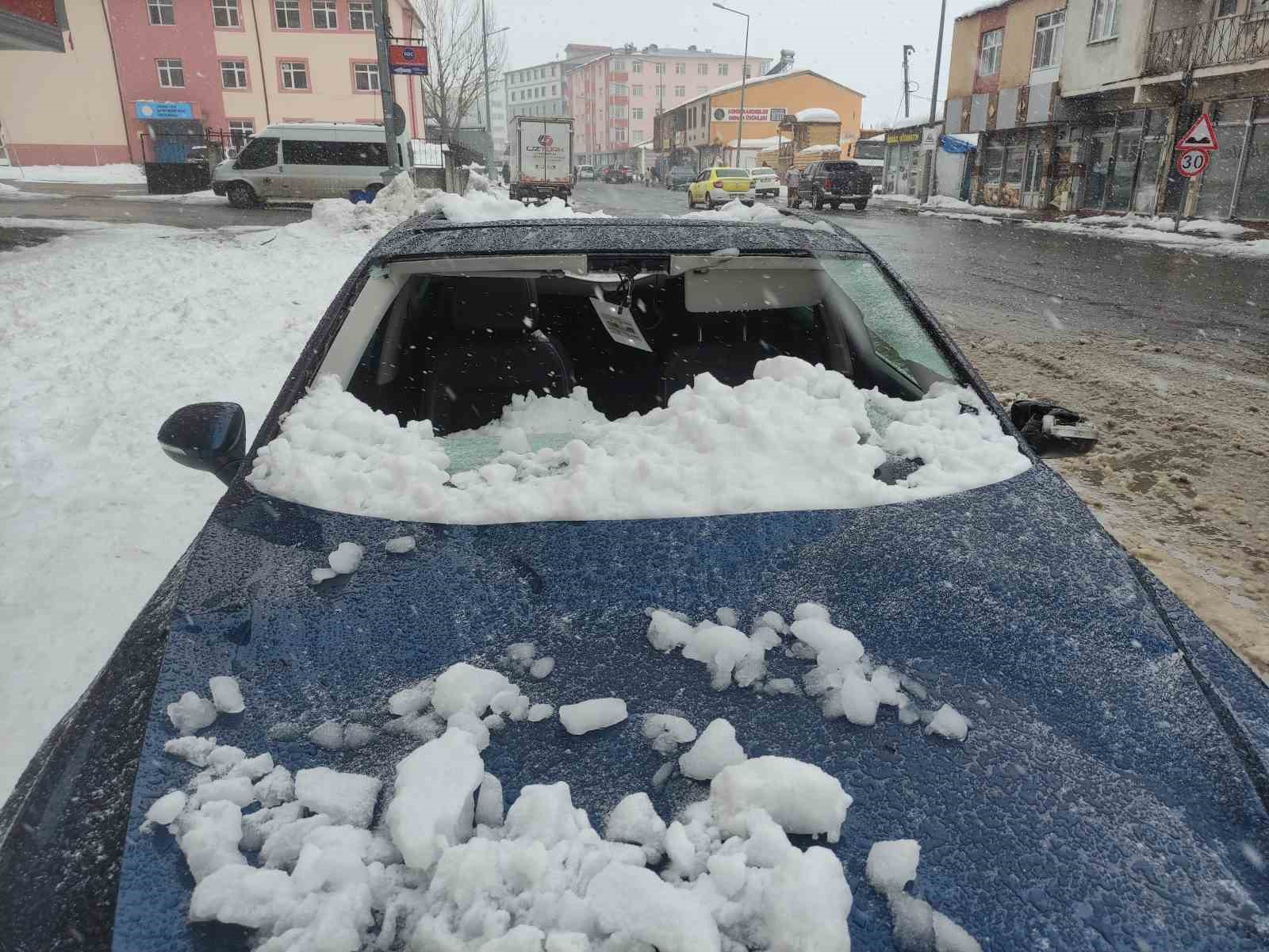 Üzerine çatıdan kar kütlesi düşen otomobil kullanılamaz hale geldi
