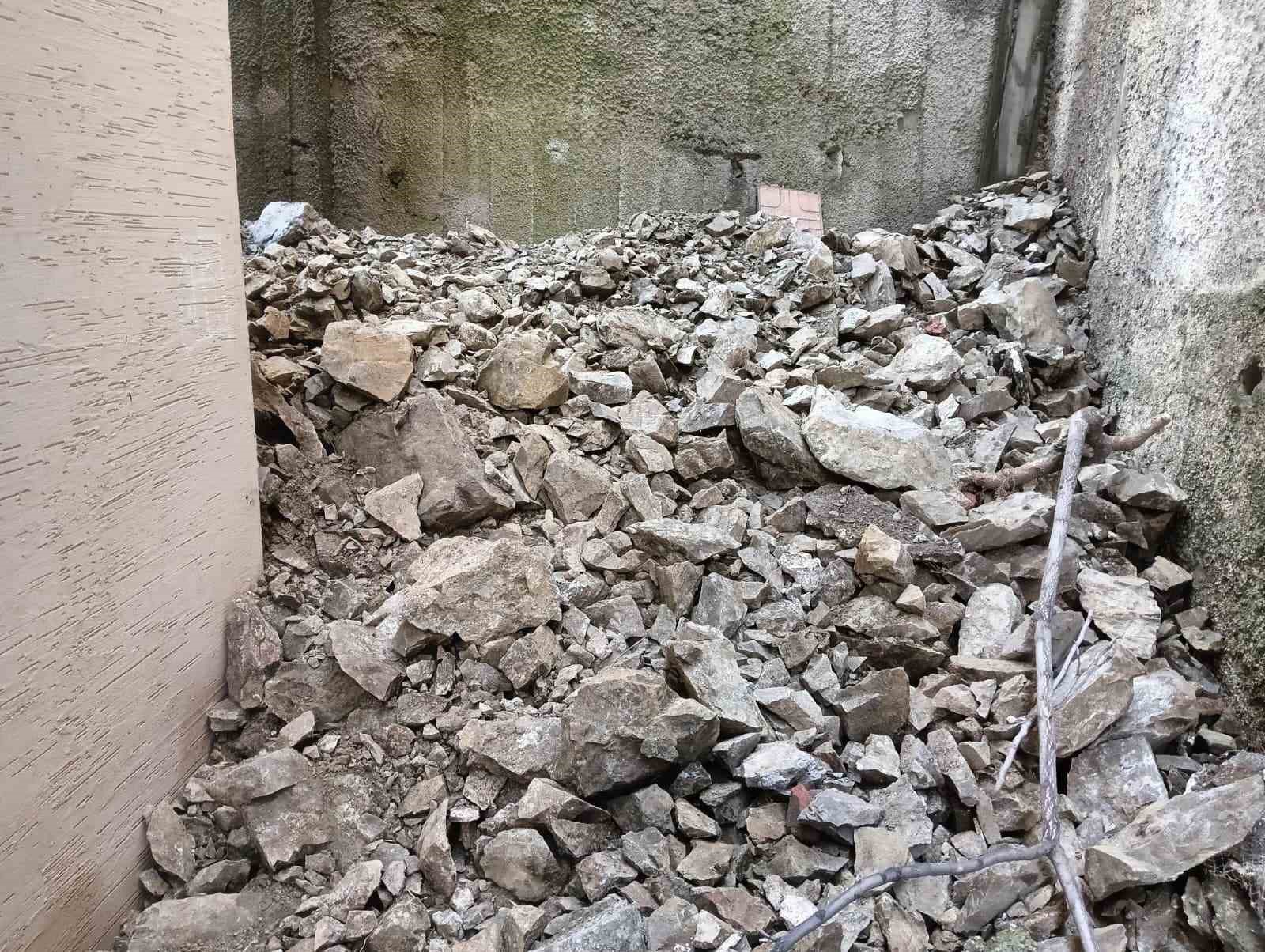 Üzerine gecekondular inşa edilen kayalıklardan düşen parçalar iki binanın mühürlenmesine neden oldu
