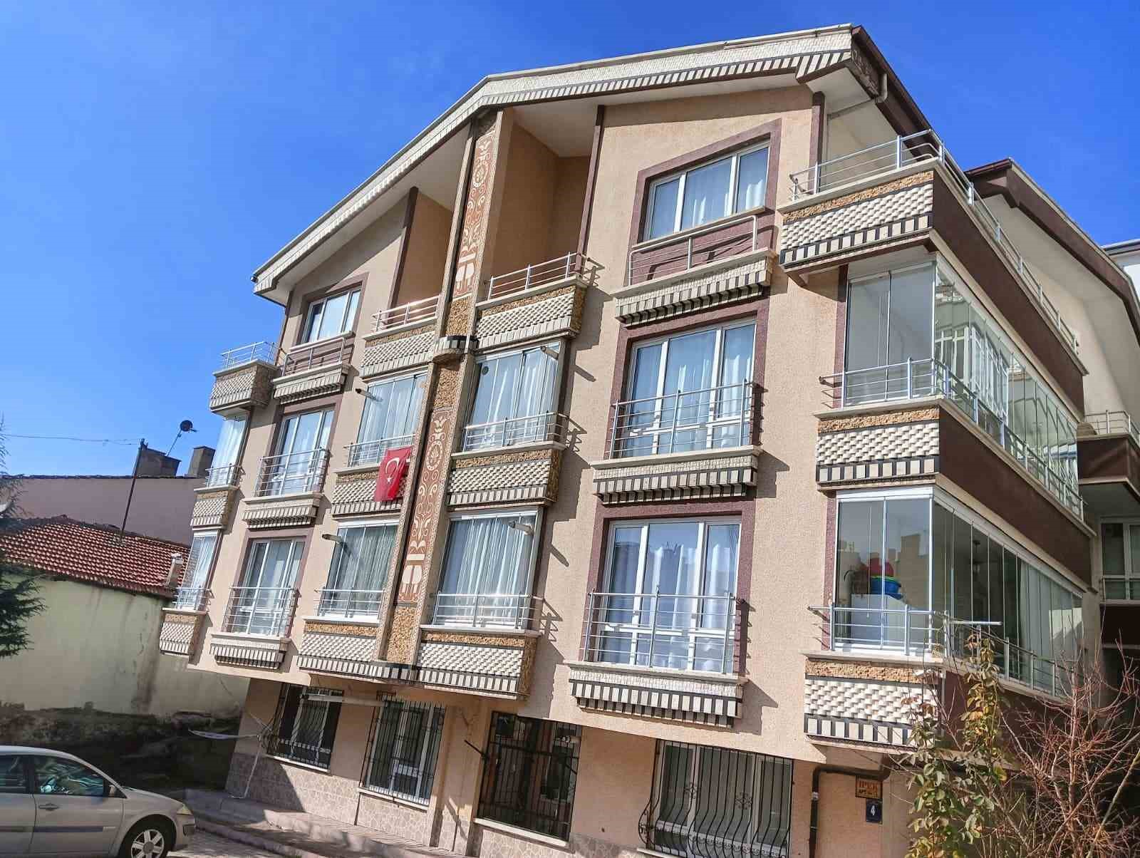 Üzerine gecekondular inşa edilen kayalıklardan düşen parçalar iki binanın mühürlenmesine neden oldu
