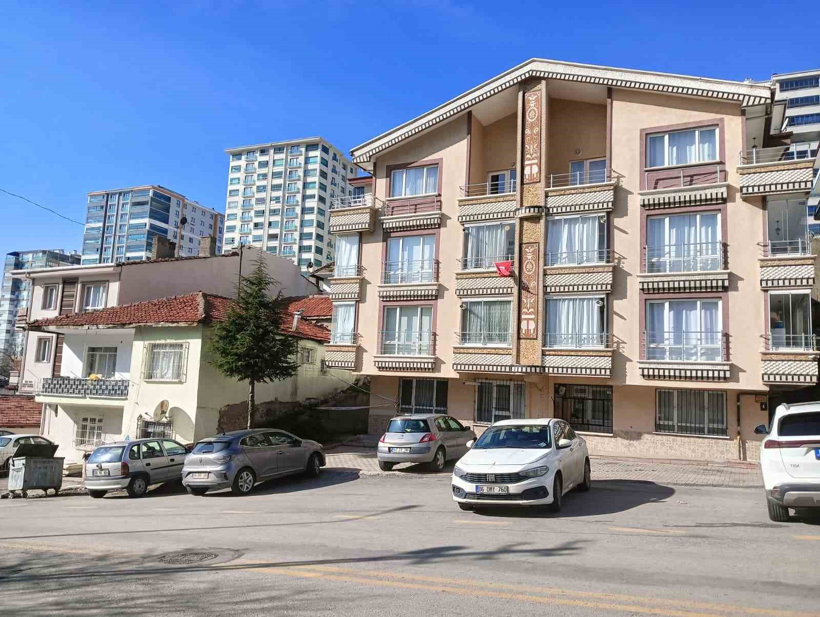 Üzerine gecekondular inşa edilen kayalıklardan düşen parçalar iki binanın mühürlenmesine neden oldu
