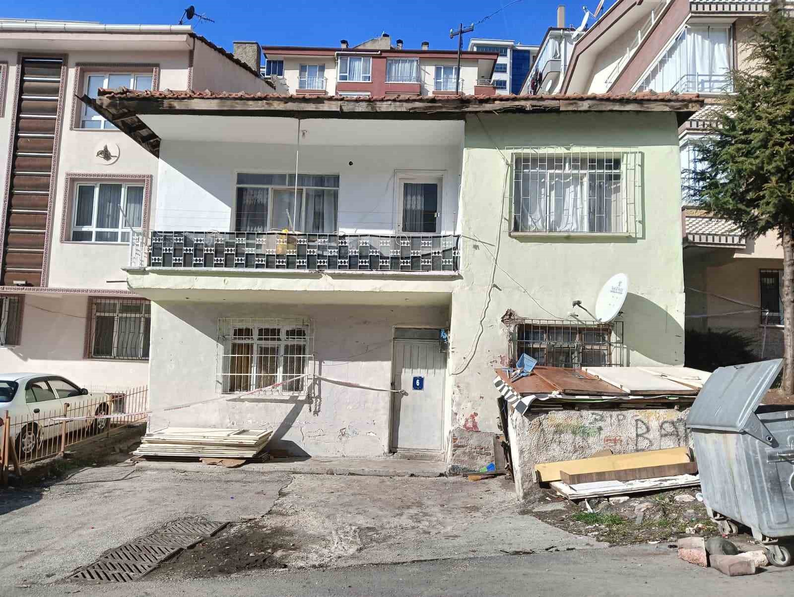 Üzerine gecekondular inşa edilen kayalıklardan düşen parçalar iki binanın mühürlenmesine neden oldu
