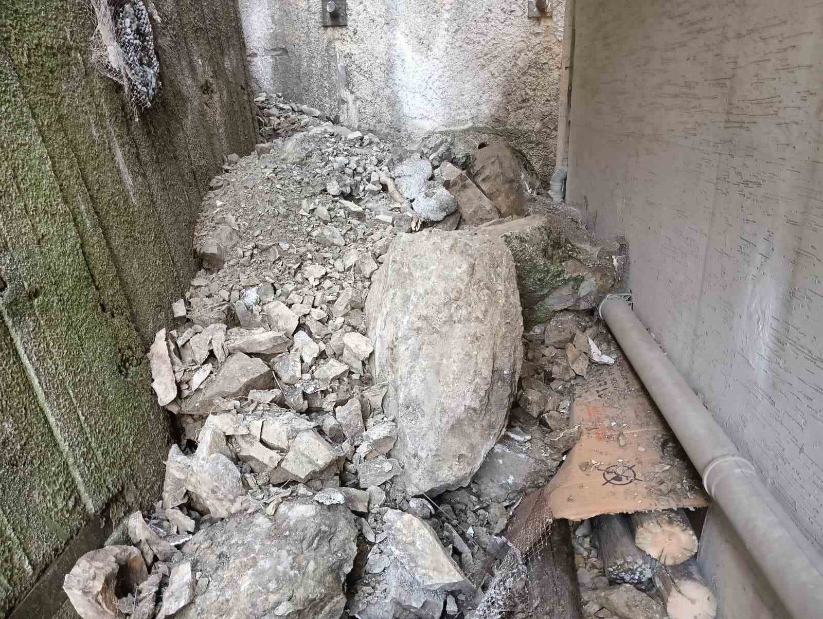 Üzerine gecekondular inşa edilen kayalıklardan düşen parçalar iki binanın mühürlenmesine neden oldu
