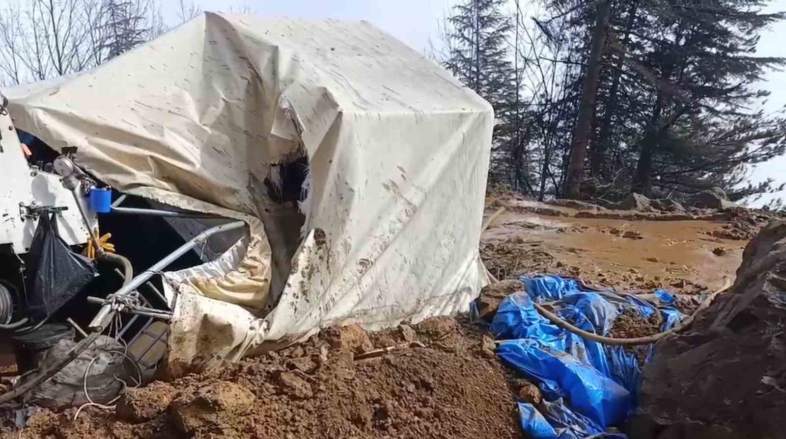 Üzerine kaya düşen işçi öldü
