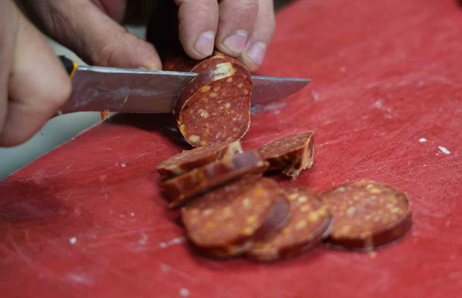 Uzmanından vatandaşa ’ucuz sucuk’ uyarısı
Uzmanından vatandaşa ’ucuz sucuk’ uyarısı