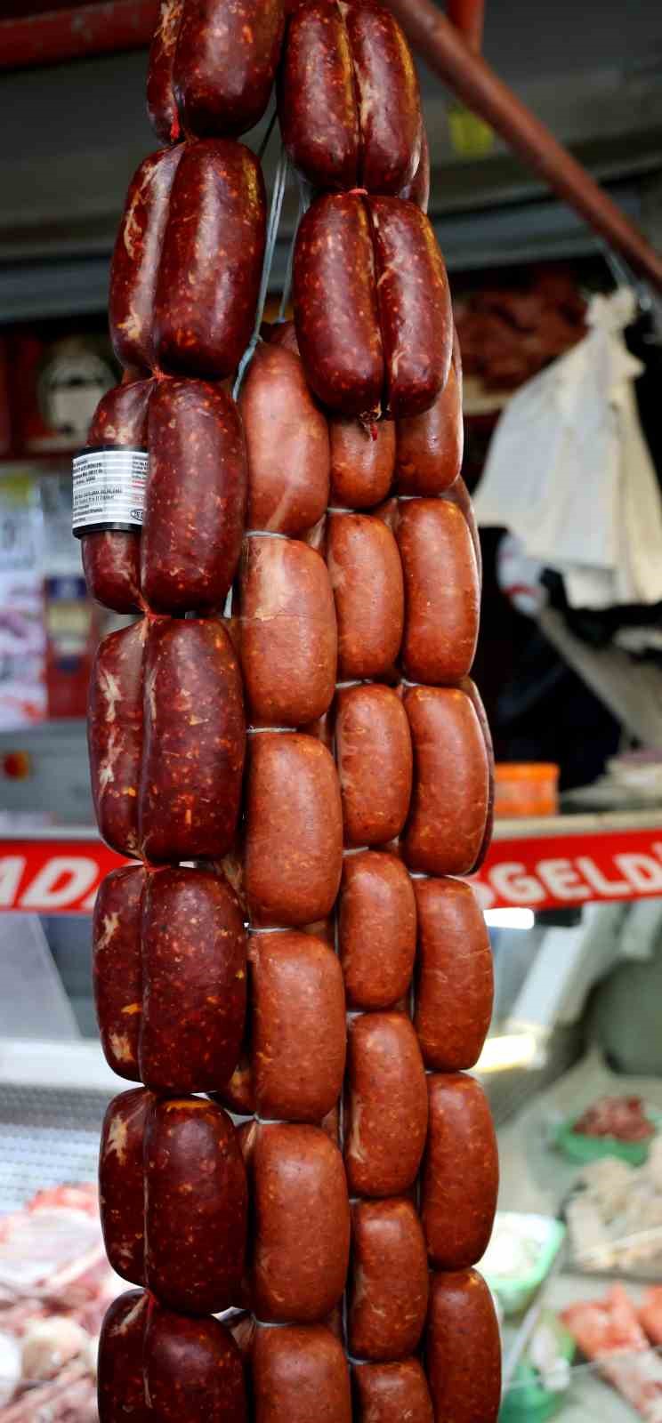 Uzmanından vatandaşa ’ucuz sucuk’ uyarısı
Uzmanından vatandaşa ’ucuz sucuk’ uyarısı