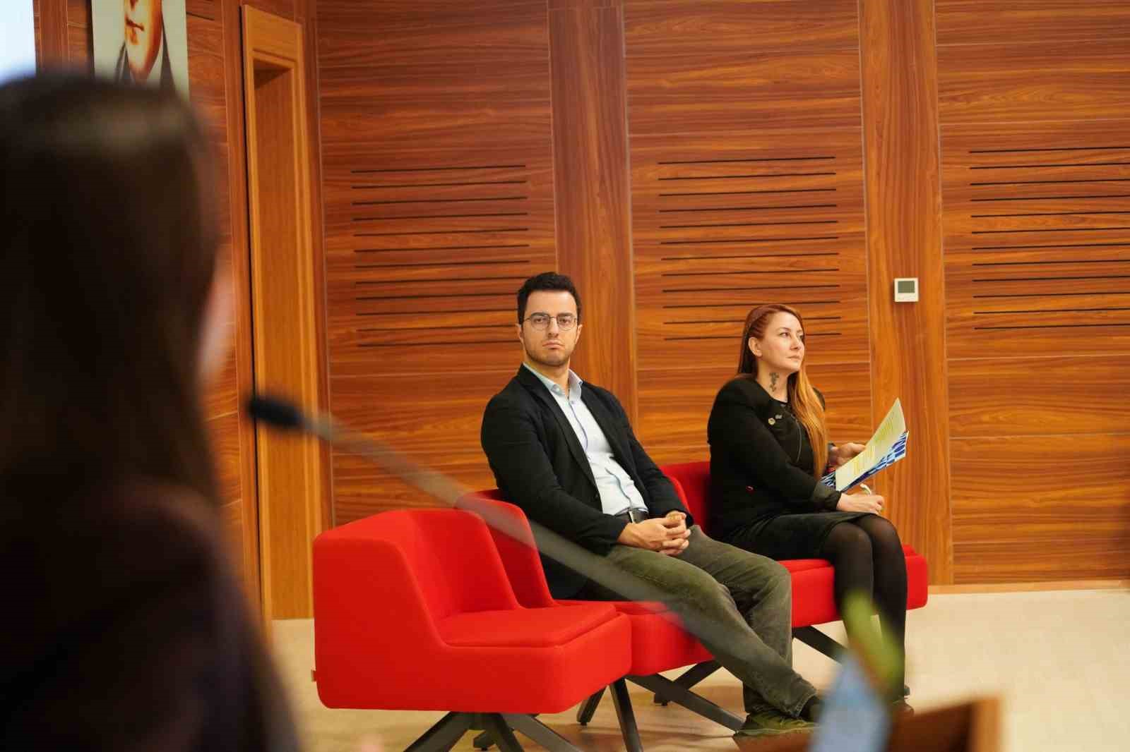 Uzmanlardan ekran bağımlılığında yapay zeka uyarısı
Uzmanlardan ekran bağımlılığında yapay zeka uyarısı