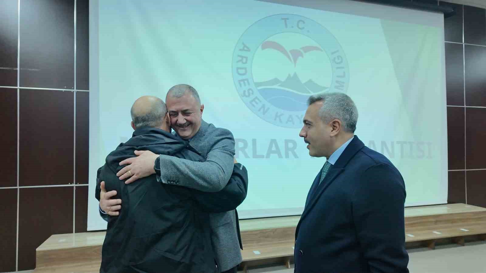 Uzun süredir küs olan belediye başkanı ve muhtarı vali barıştırdı
