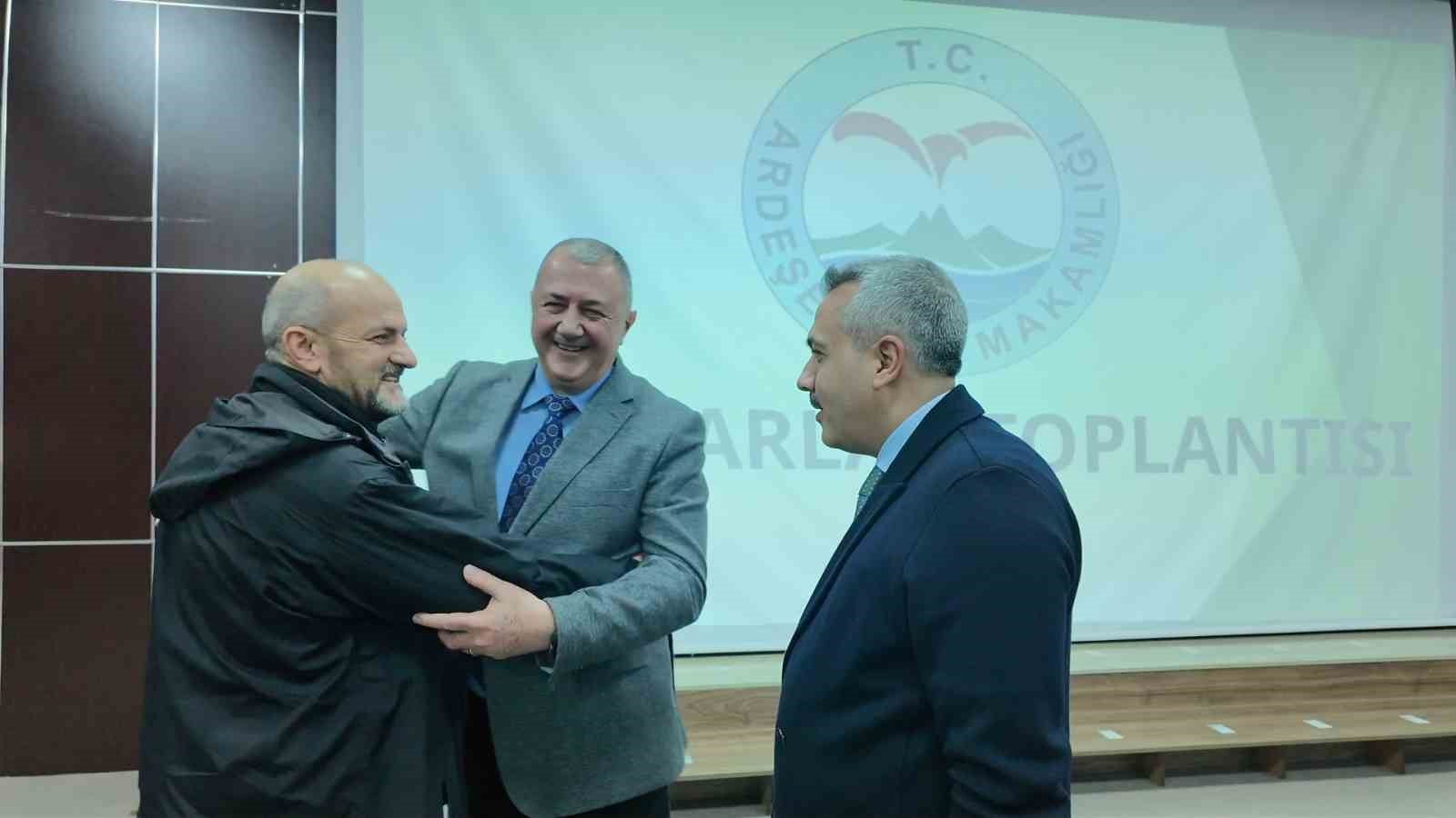 Uzun süredir küs olan belediye başkanı ve muhtarı vali barıştırdı
