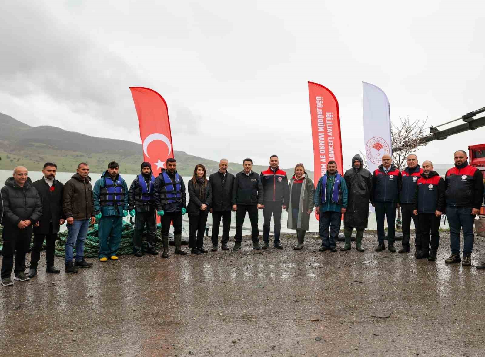 Uzunçayır Baraj Gölü’nde bir ilk: 1 buçuk milyon yavru alabalık su ile buluştu
