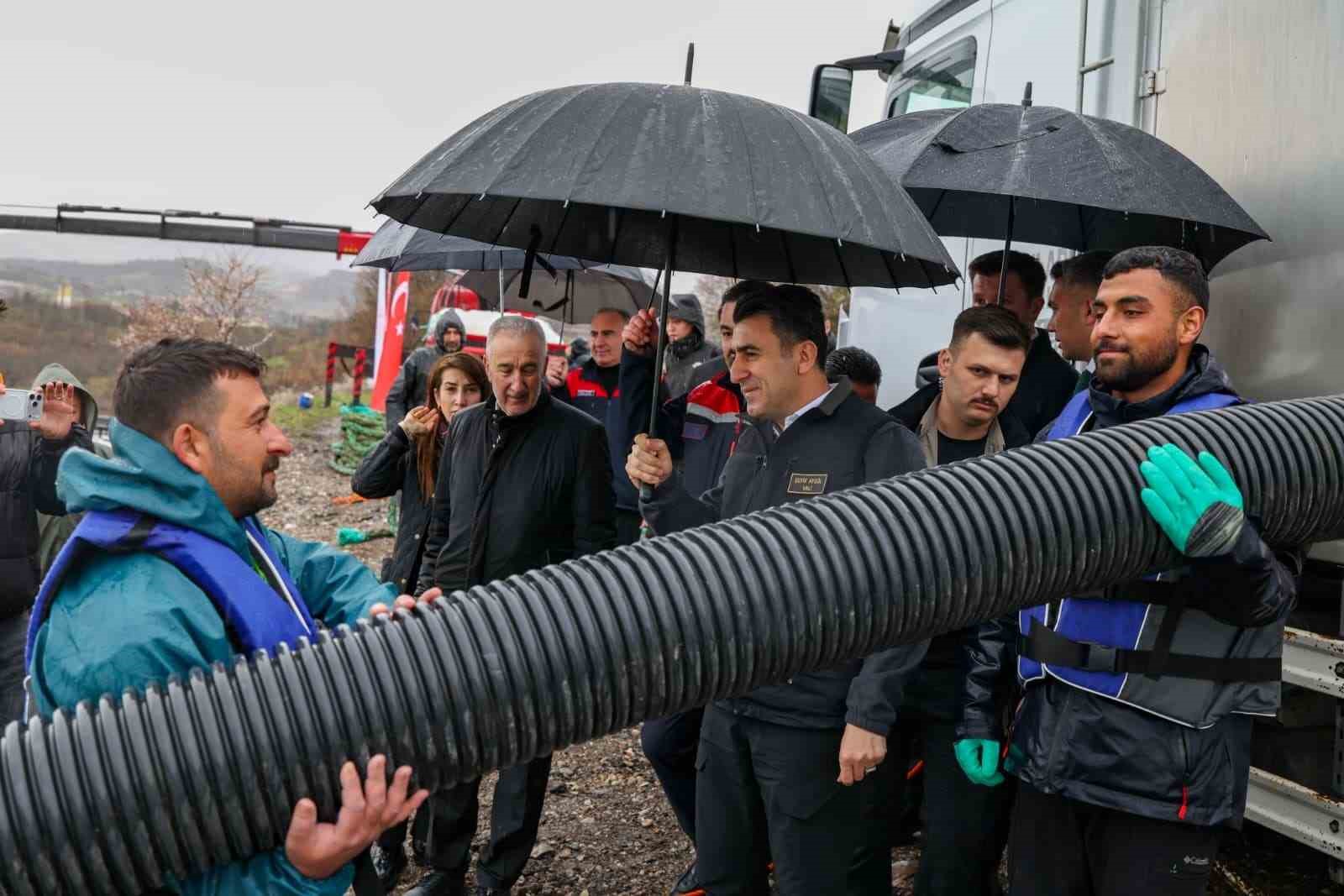 Uzunçayır Baraj Gölü’nde bir ilk: 1 buçuk milyon yavru alabalık su ile buluştu
