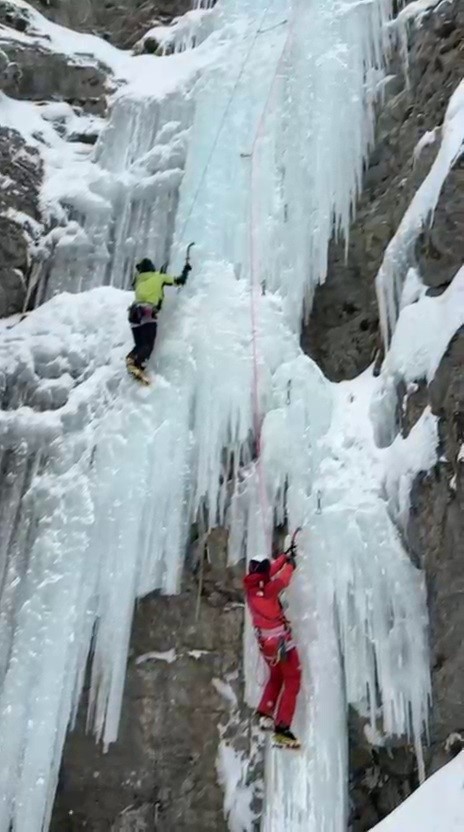 Uzundere’de buz tırmanışında ayı paniği
