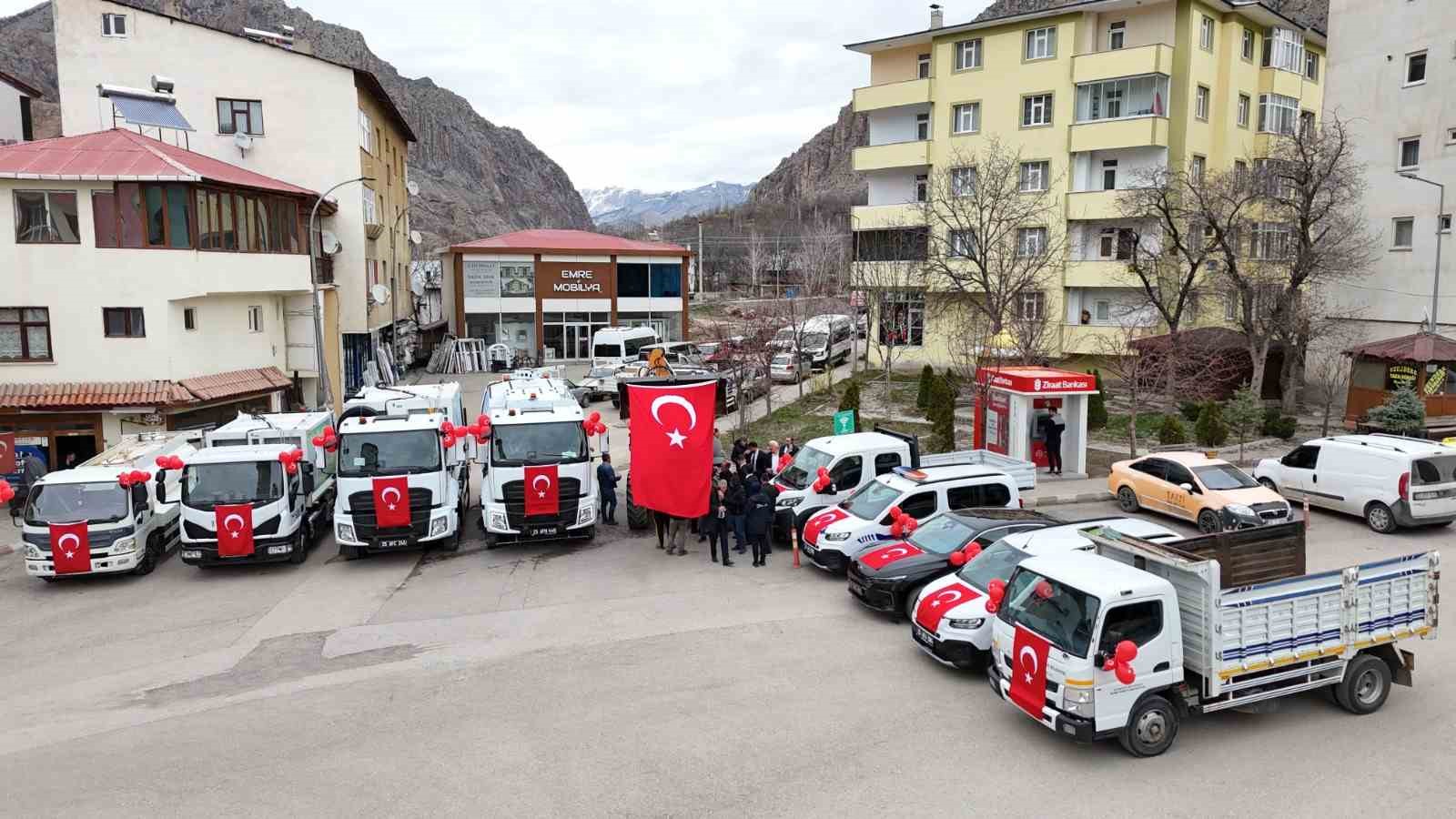 Uzundere’de hizmet seferberliği: Yeni araç filosu dualarla tanıtıldı
