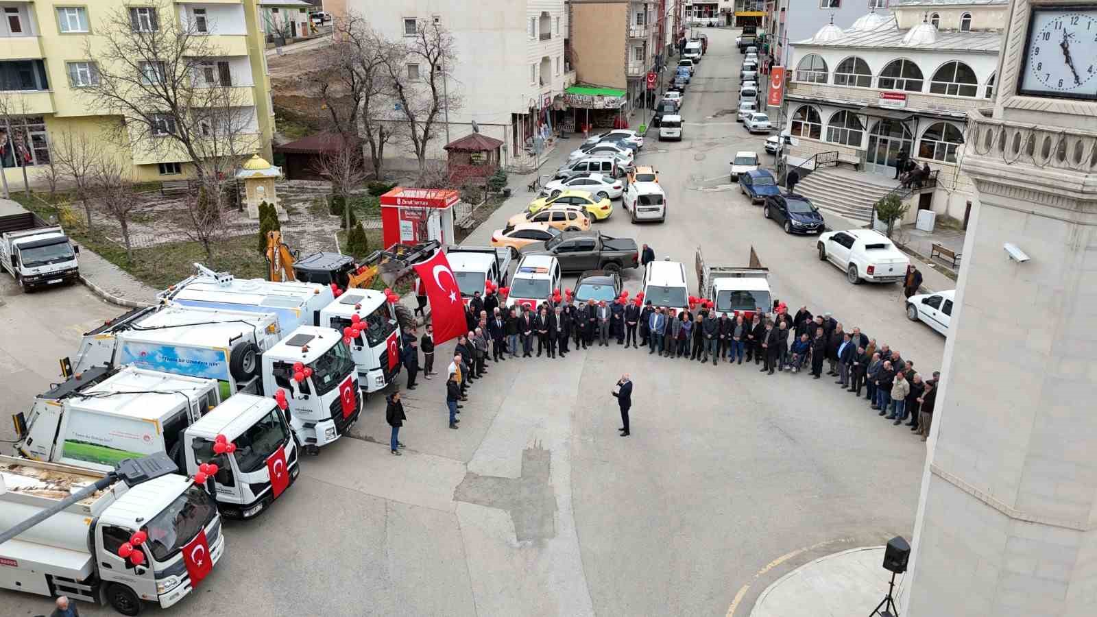 Uzundere’de hizmet seferberliği: Yeni araç filosu dualarla tanıtıldı
