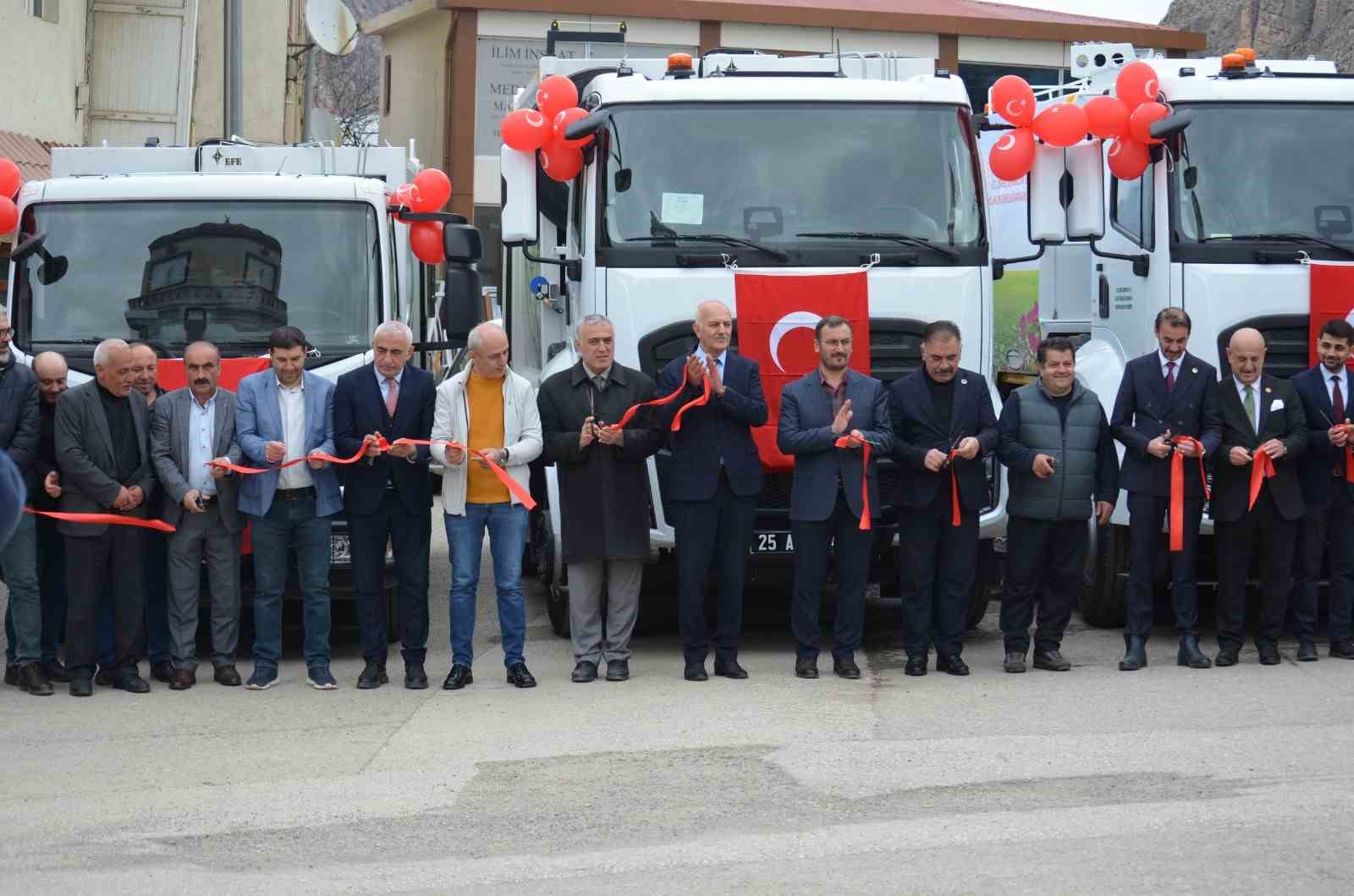 Uzundere’de hizmet seferberliği: Yeni araç filosu dualarla tanıtıldı

