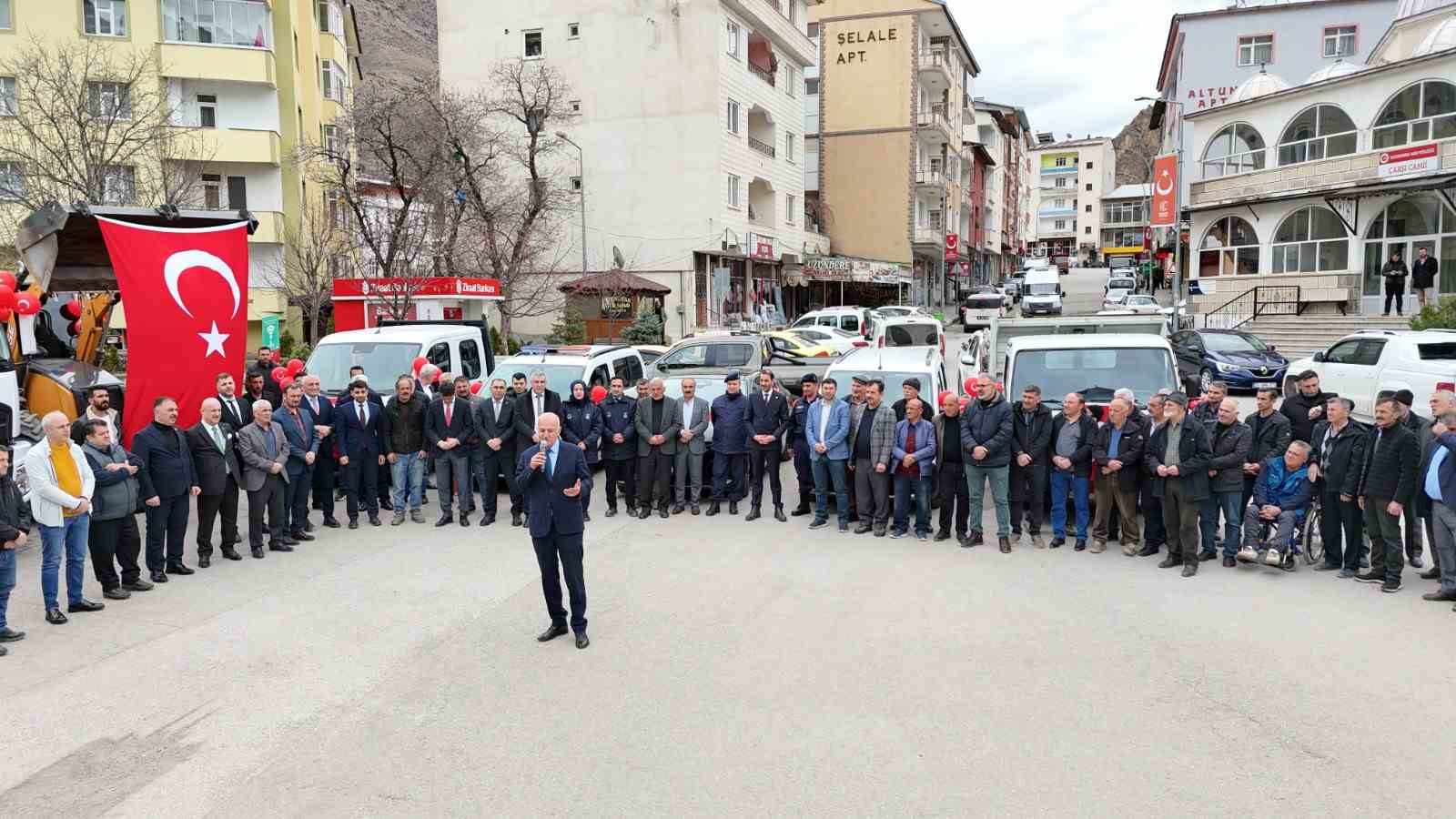 Uzundere’de hizmet seferberliği: Yeni araç filosu dualarla tanıtıldı

