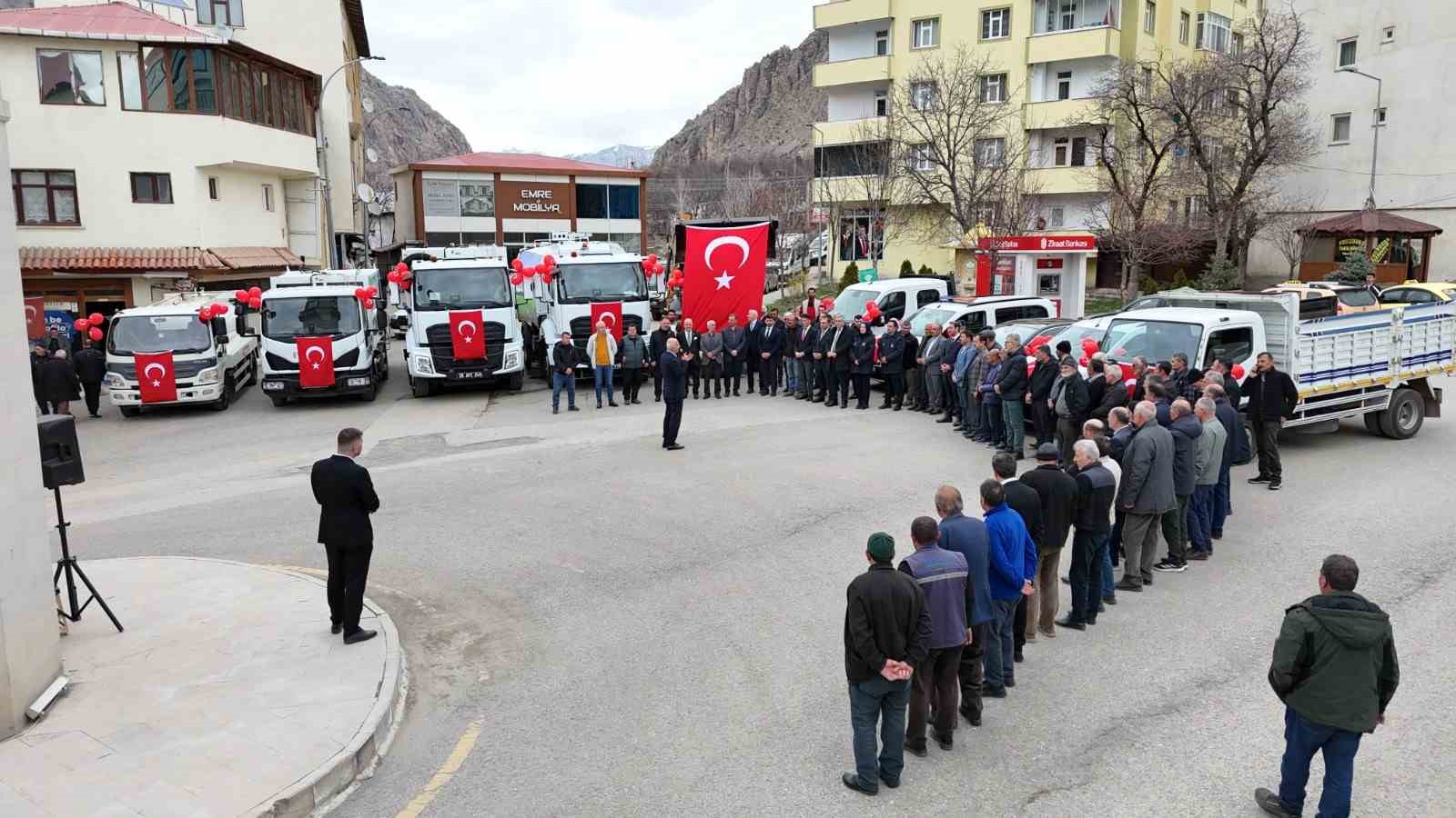Uzundere’de hizmet seferberliği: Yeni araç filosu dualarla tanıtıldı

