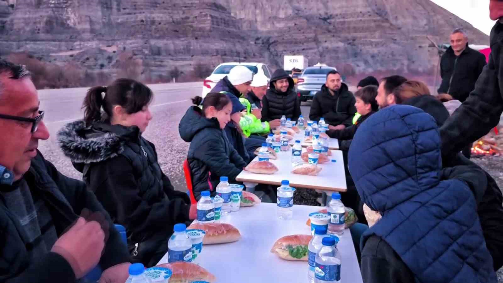 Uzundere’de "yolda iftar" geleneği: Öğrenciler ve öğretmenler yoldan geçen sürücülere iftarlık dağıttı
