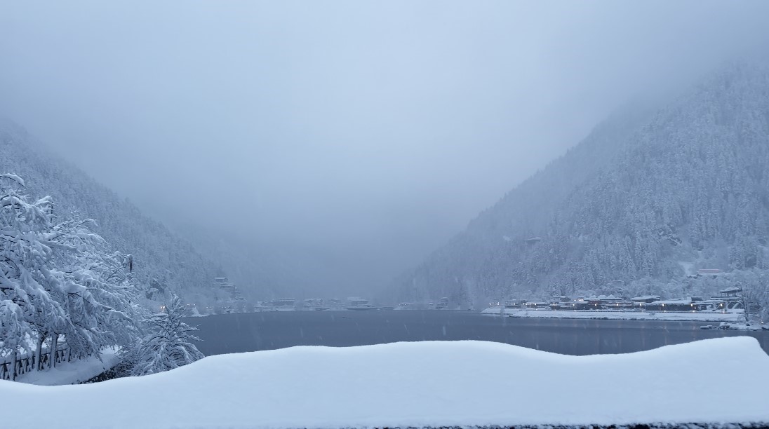 Uzungöl beyaza büründü: Kar kalınlığı 1 metreyi aştı
