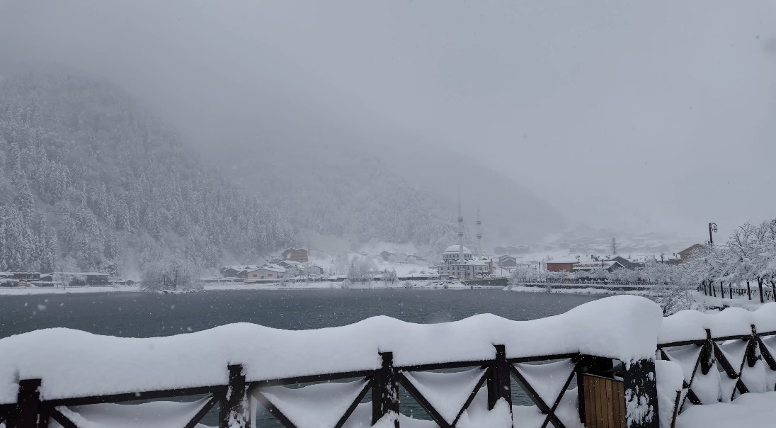 Uzungöl beyaza büründü: Kar kalınlığı 1 metreyi aştı
