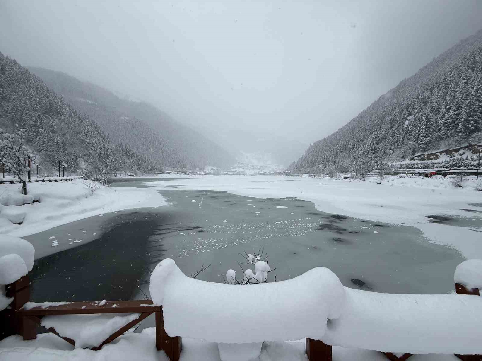Uzungöl’de kar kalınlığı 1 metreyi aştı
