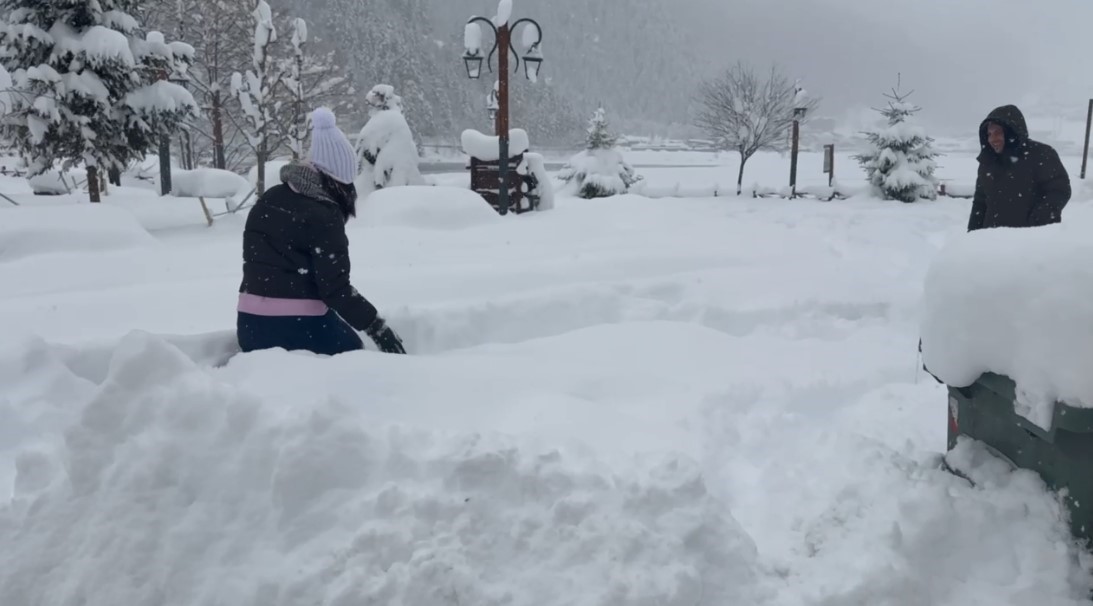 Uzungöl’de kar kalınlığı 1 metreyi aştı
