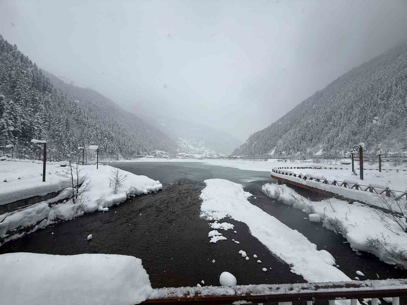 Uzungöl’de kar kalınlığı 1 metreyi aştı
