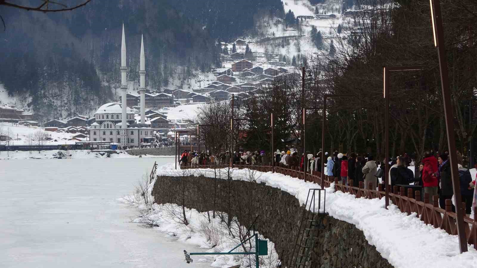 Uzungöl’ün çevresinde binlerce kişi horon halkası oluşturdu
