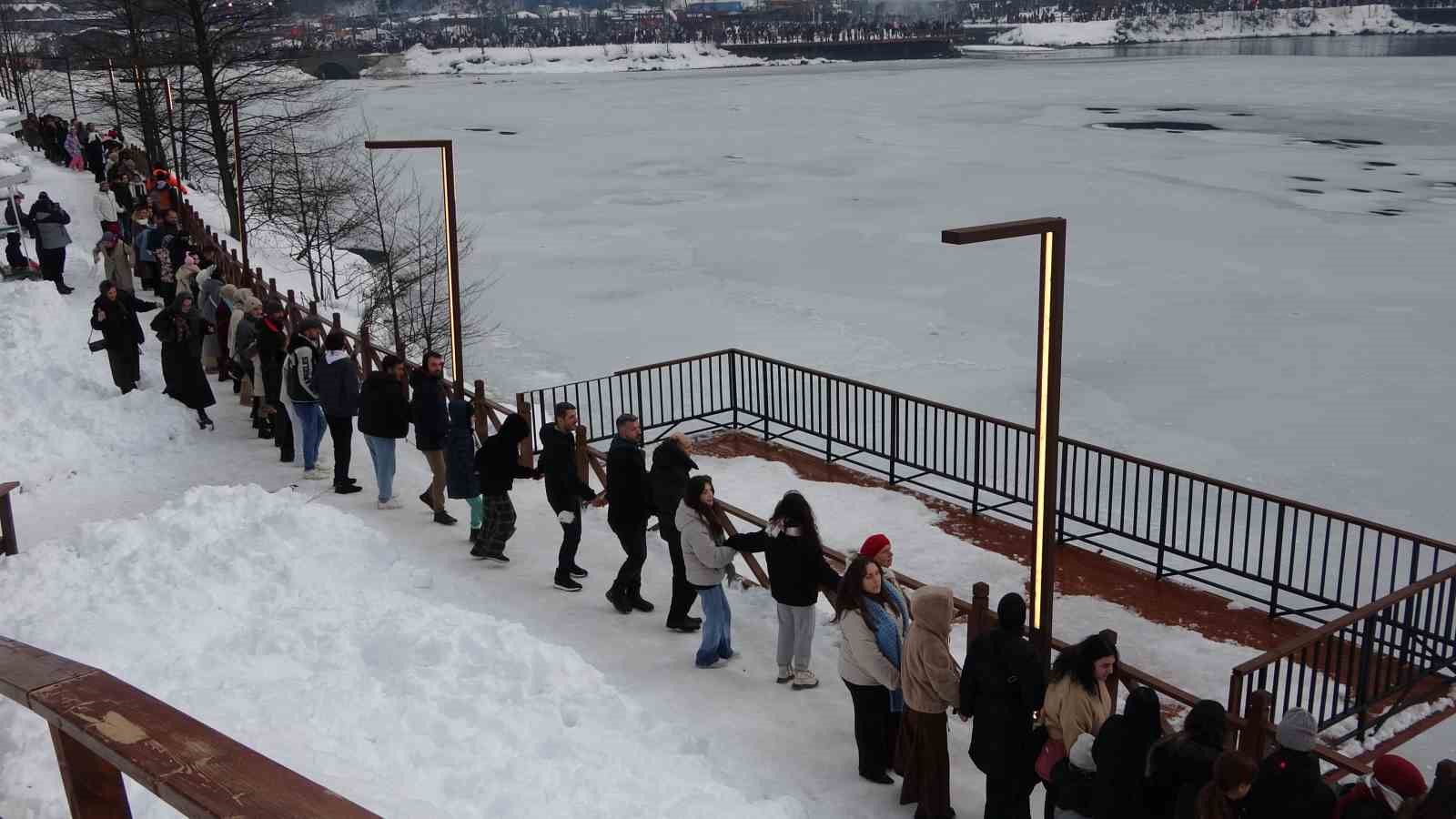 Uzungöl’ün çevresinde binlerce kişi horon halkası oluşturdu

