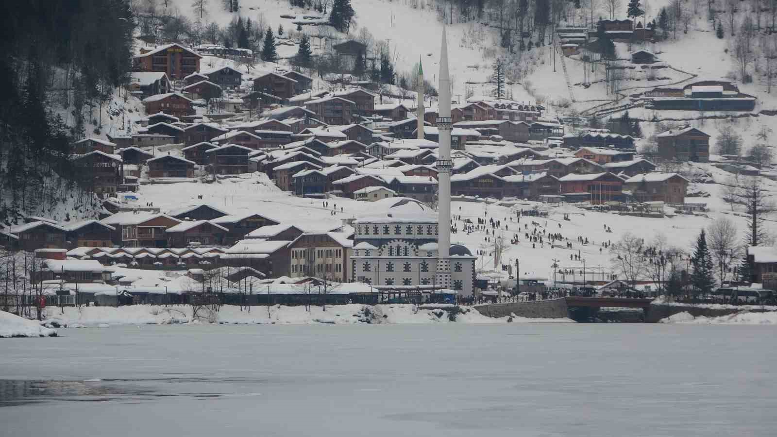 Uzungöl’ün çevresinde binlerce kişi horon halkası oluşturdu
