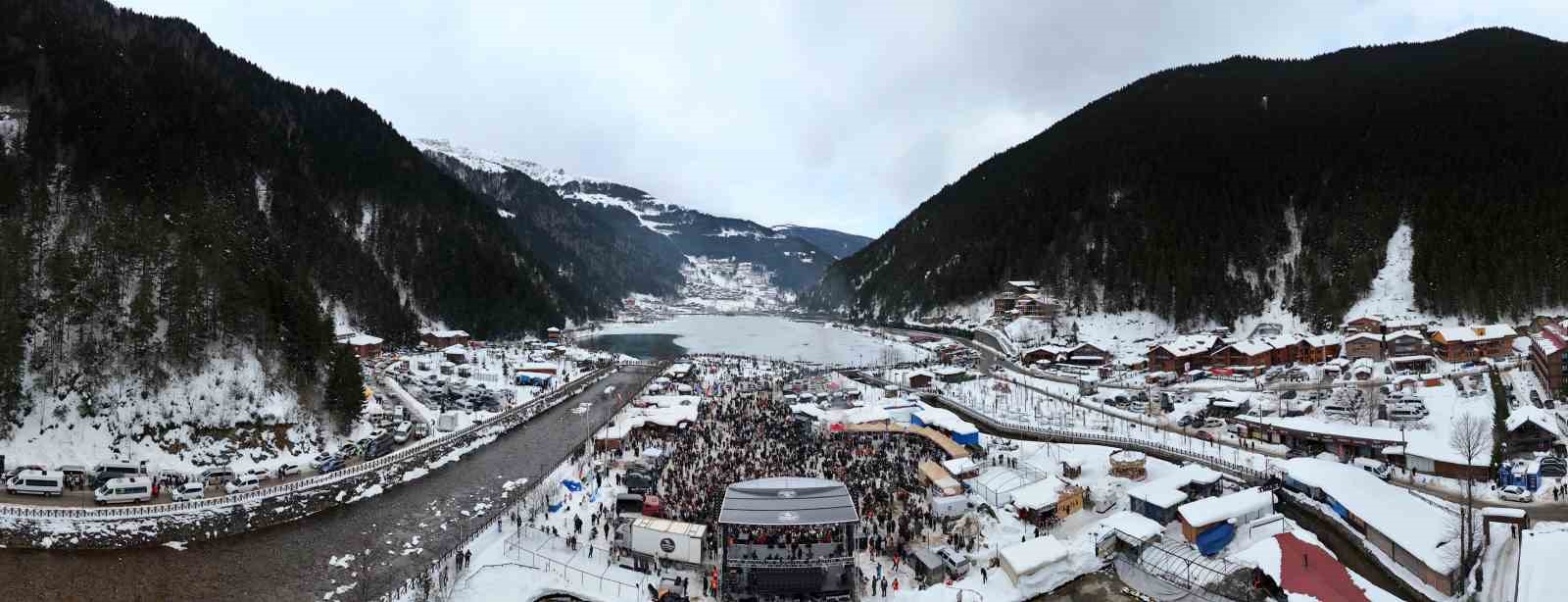 Uzungöl’ün çevresinde binlerce kişi horon halkası oluşturdu
