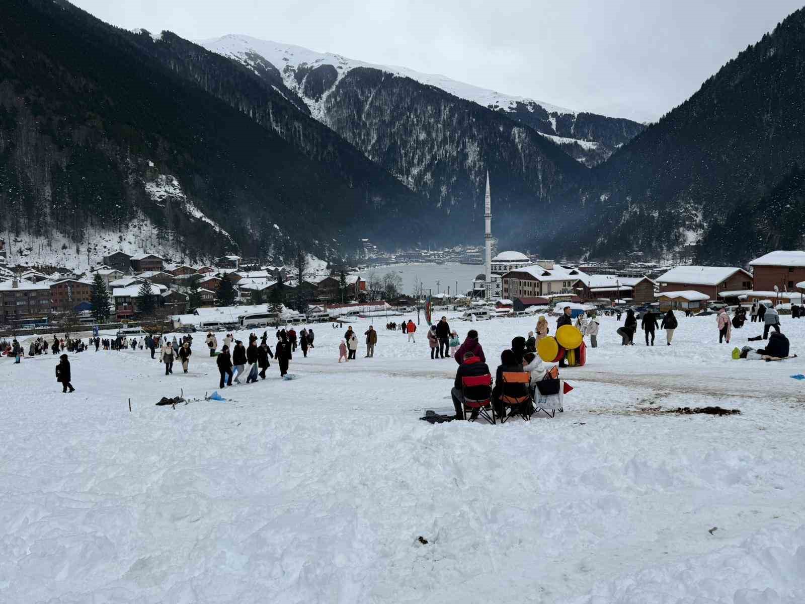 Uzungöl’ün çevresinde binlerce kişi horon halkası oluşturdu
