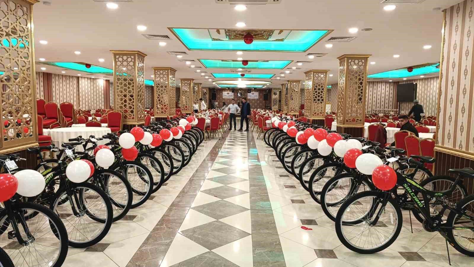 Uzunköprü’de 30 yetim ve öksüz çocuğa bisiklet sürprizi
