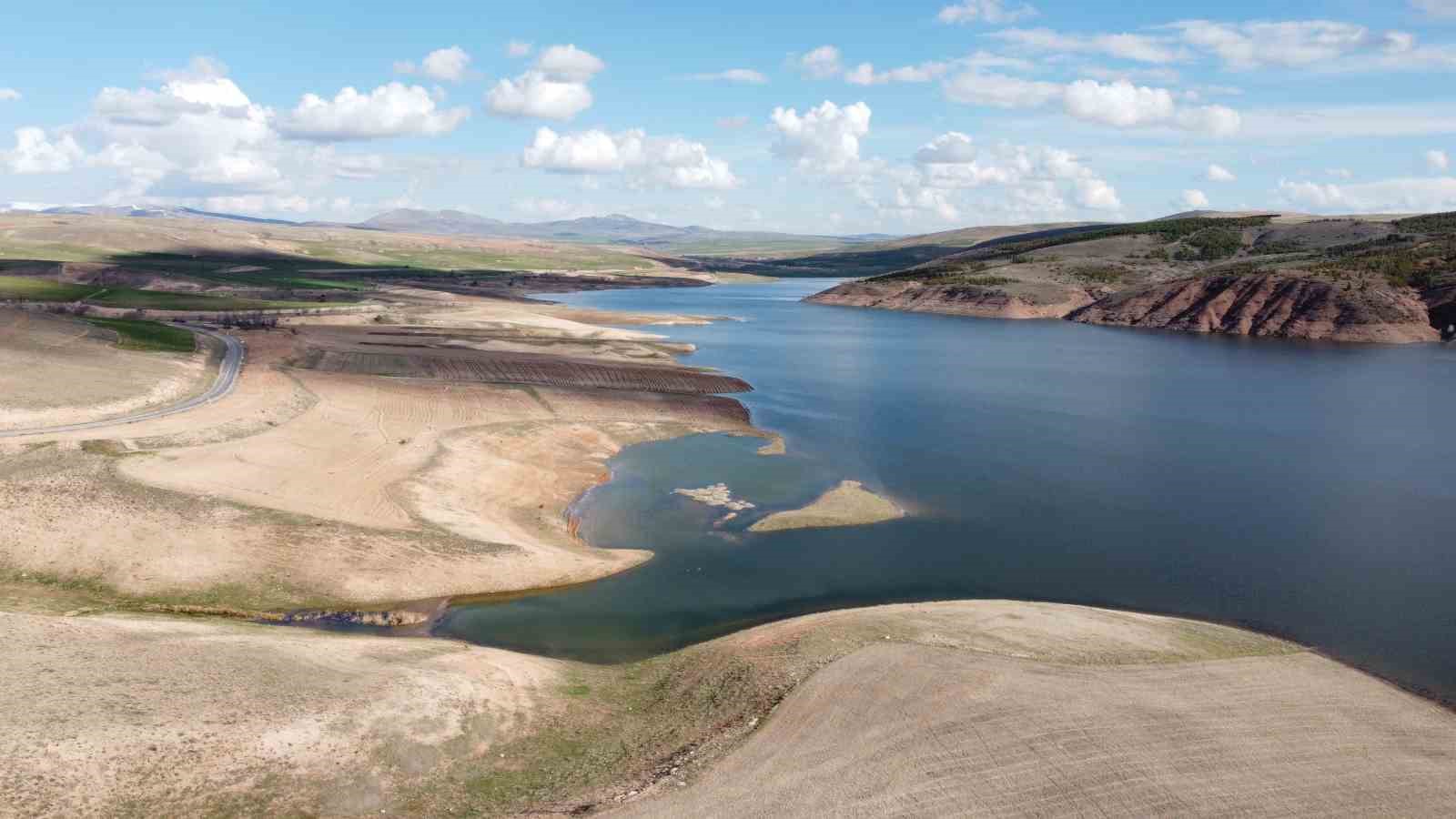 Uzunlu Barajı’nda su seviyesindeki değişim dronla görüntülendi
