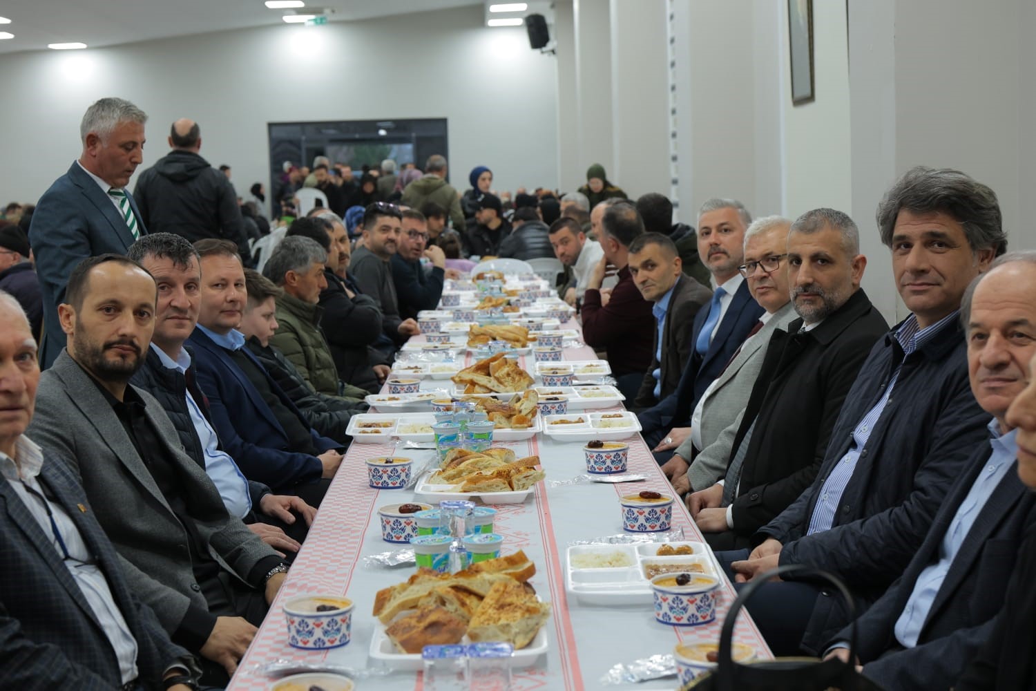 Uzuntarla’da ilçe protokolü ve vatandaşlar iftar sofrasında bir araya geldi
